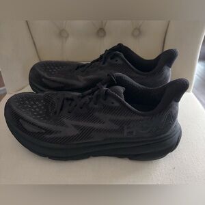 EUC Women’s HOKA Clifton 9 size 9.5 black sneaker